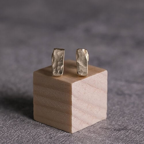 ソレッラ Sorelle 真鍮耳環 方形立體槌目